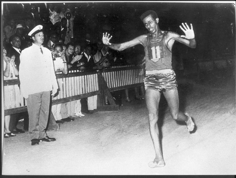 Il leggendario trionfo di Abebe Bikila che vince la 42 km, correndo scalzo